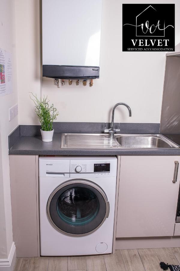 1 Bed House At Velvet Serviced Accommodation Swansea With Free Parking & Wifi - Sa1 Esterno foto