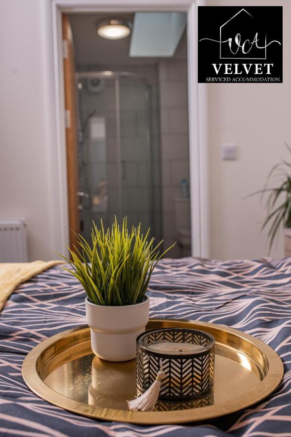 1 Bed House At Velvet Serviced Accommodation Swansea With Free Parking & Wifi - Sa1 Esterno foto