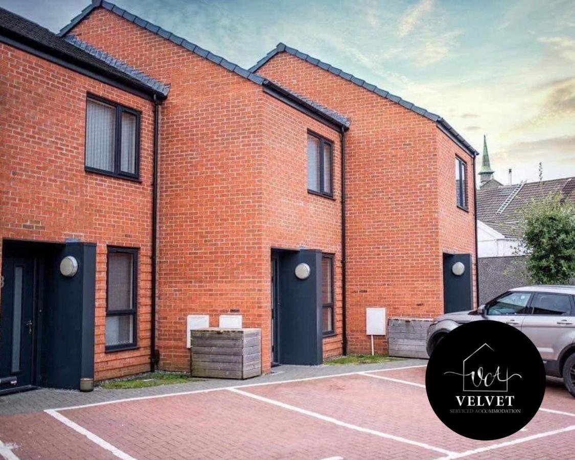 1 Bed House At Velvet Serviced Accommodation Swansea With Free Parking & Wifi - Sa1 Esterno foto